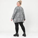 Langarmshirt aus flauschigem Feinstrick in Grau/Schwarz mit A-Linie und Schlitzen am Saum