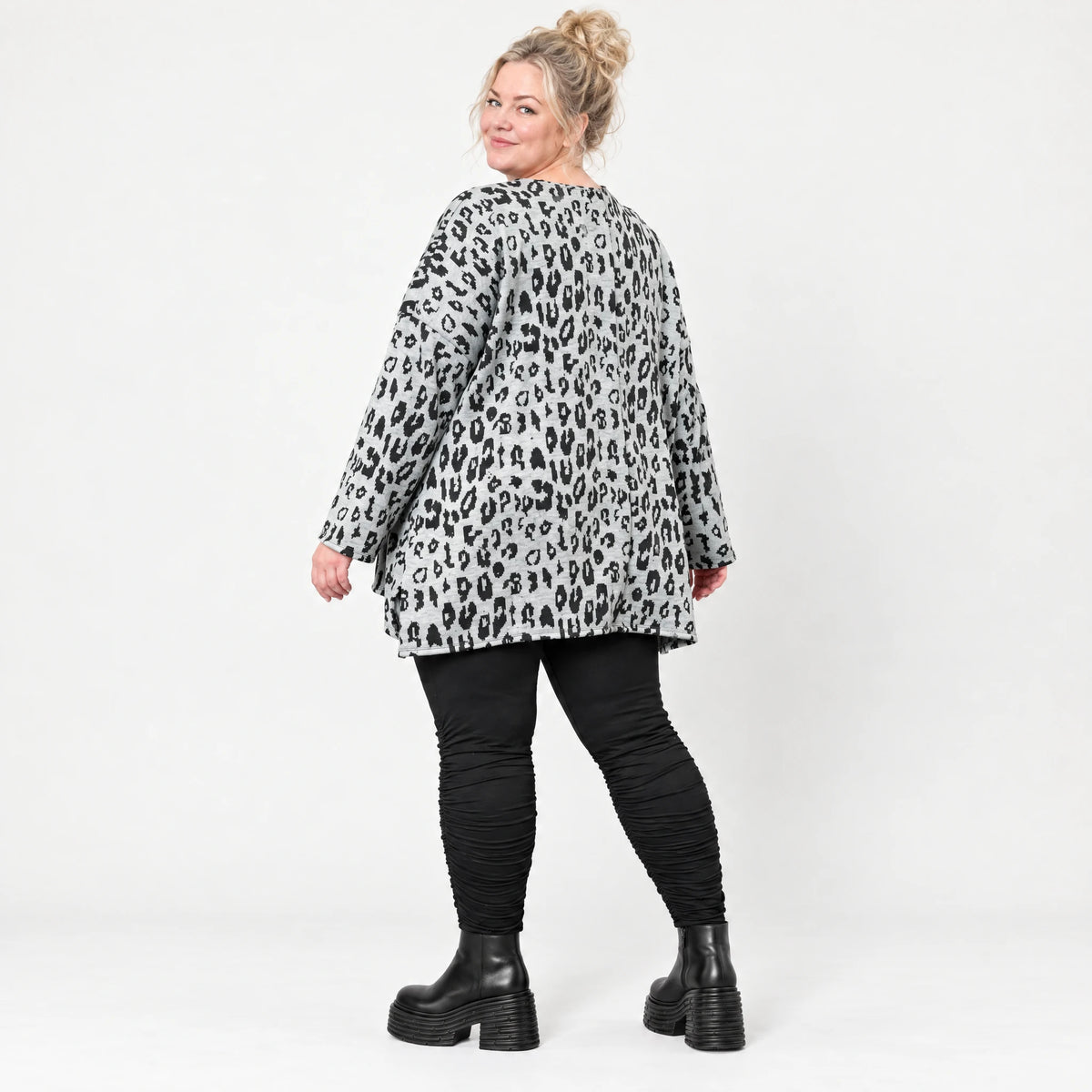 Langarmshirt aus flauschigem Feinstrick in Grau/Schwarz mit A-Linie und Schlitzen am Saum