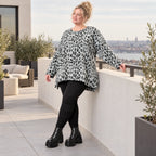 Langarmshirt aus flauschigem Feinstrick in Grau/Schwarz mit A-Linie und Schlitzen am Saum