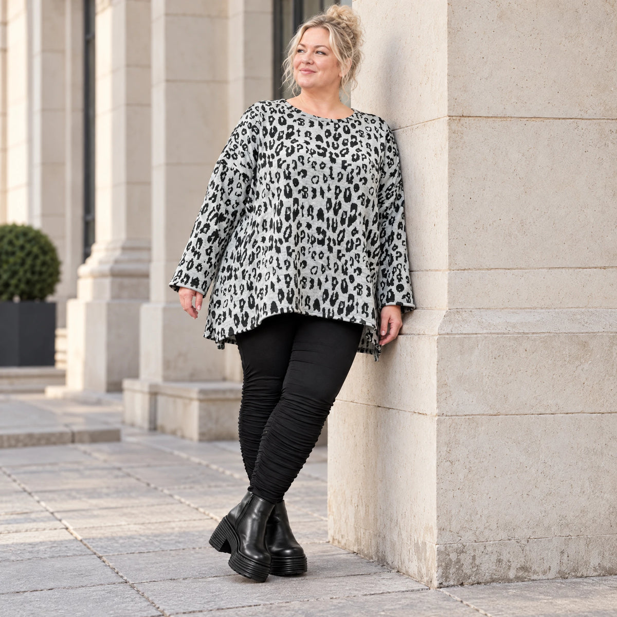 Langarmshirt aus flauschigem Feinstrick in Grau/Schwarz mit A-Linie und Schlitzen am Saum