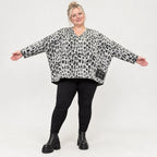 Kuscheliges Strickshirt in Grau/Schwarz aus flauschigem Feinstrick mit V-Ausschnitt