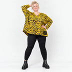 Flauschiger Feinstrickpullover in Gelb/Schwarz mit V-Ausschnitt und kastiger Passform