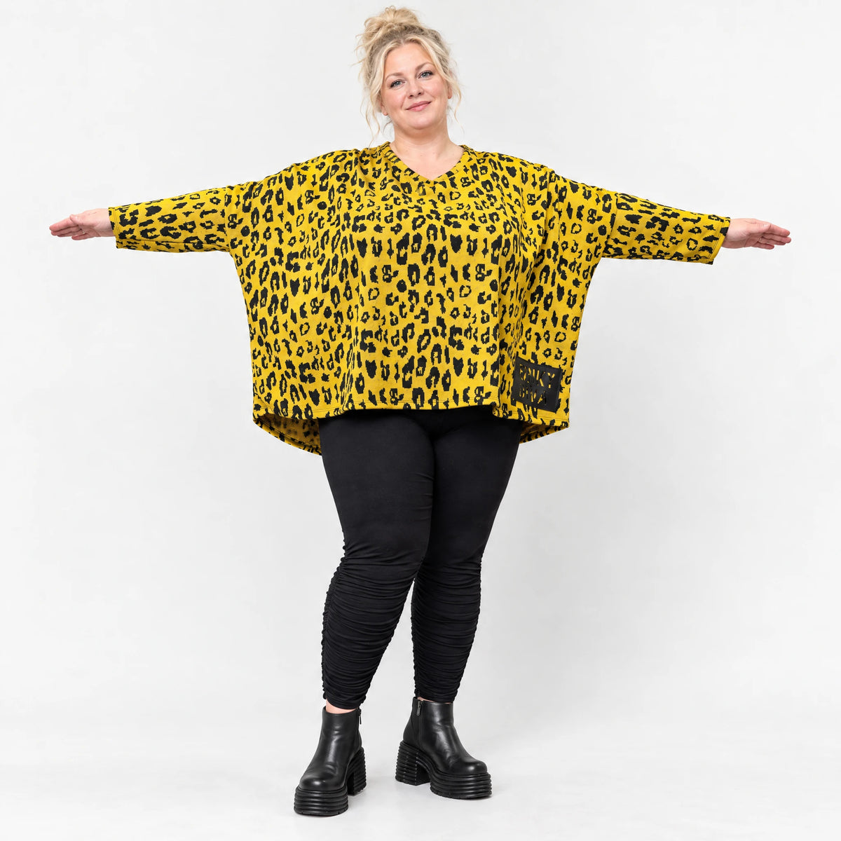 Flauschiger Feinstrickpullover in Gelb/Schwarz mit V-Ausschnitt und kastiger Passform