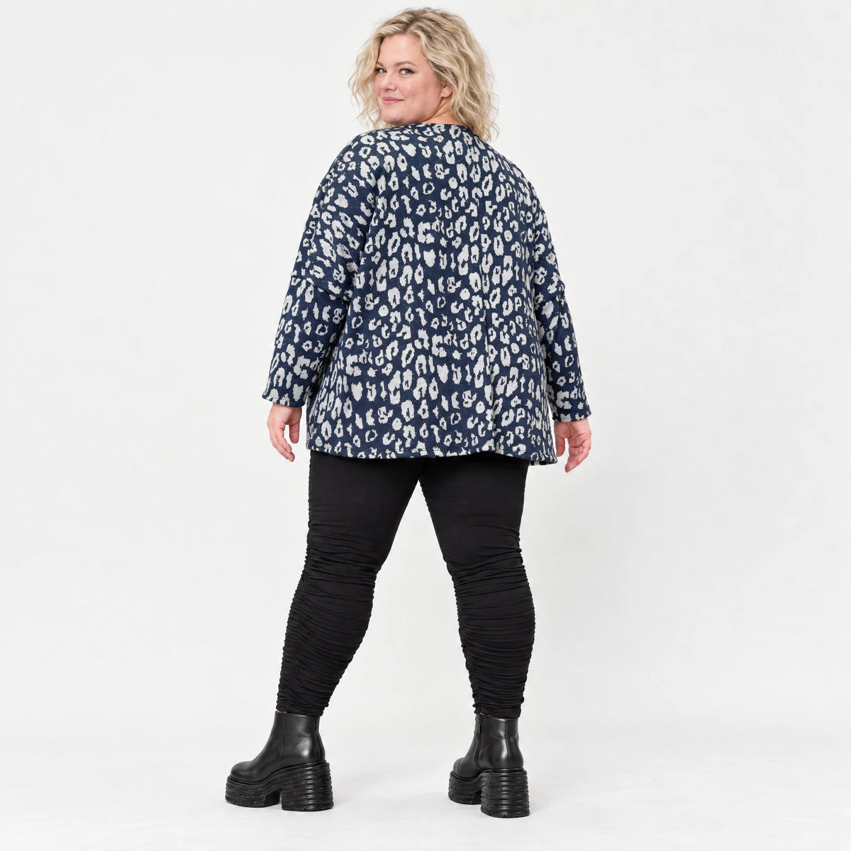 Flauschiges Strickshirt in Marineblau/Grau mit V-Ausschnitt und lässig kastigem Schnitt