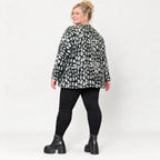 Italienisches Strickoberteil in Schwarz/Weiß mit flauschigem Garn und kastigem Schnitt