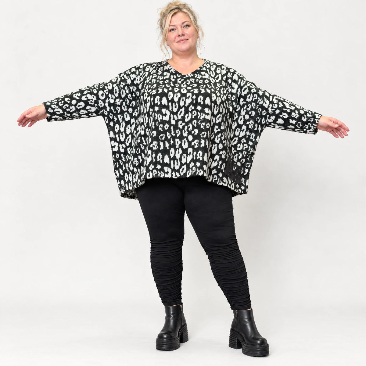 Italienisches Strickoberteil in Schwarz/Weiß mit flauschigem Garn und kastigem Schnitt