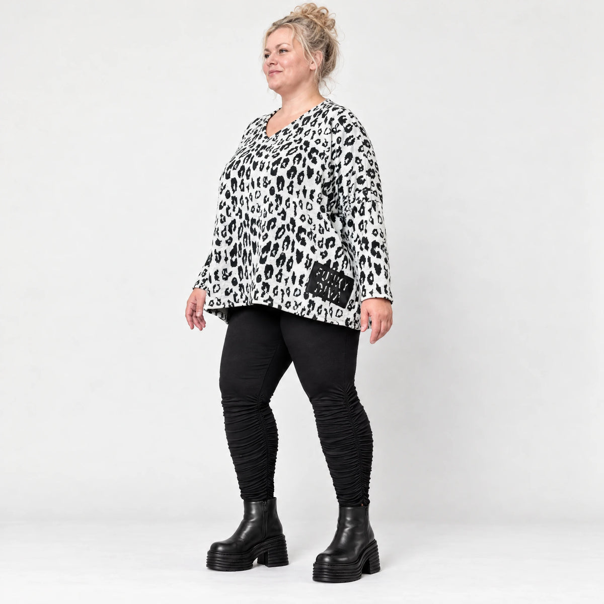 Flauschiger Feinstrickpullover in Weiß/Schwarz mit rundem V-Ausschnitt und kastiger Form