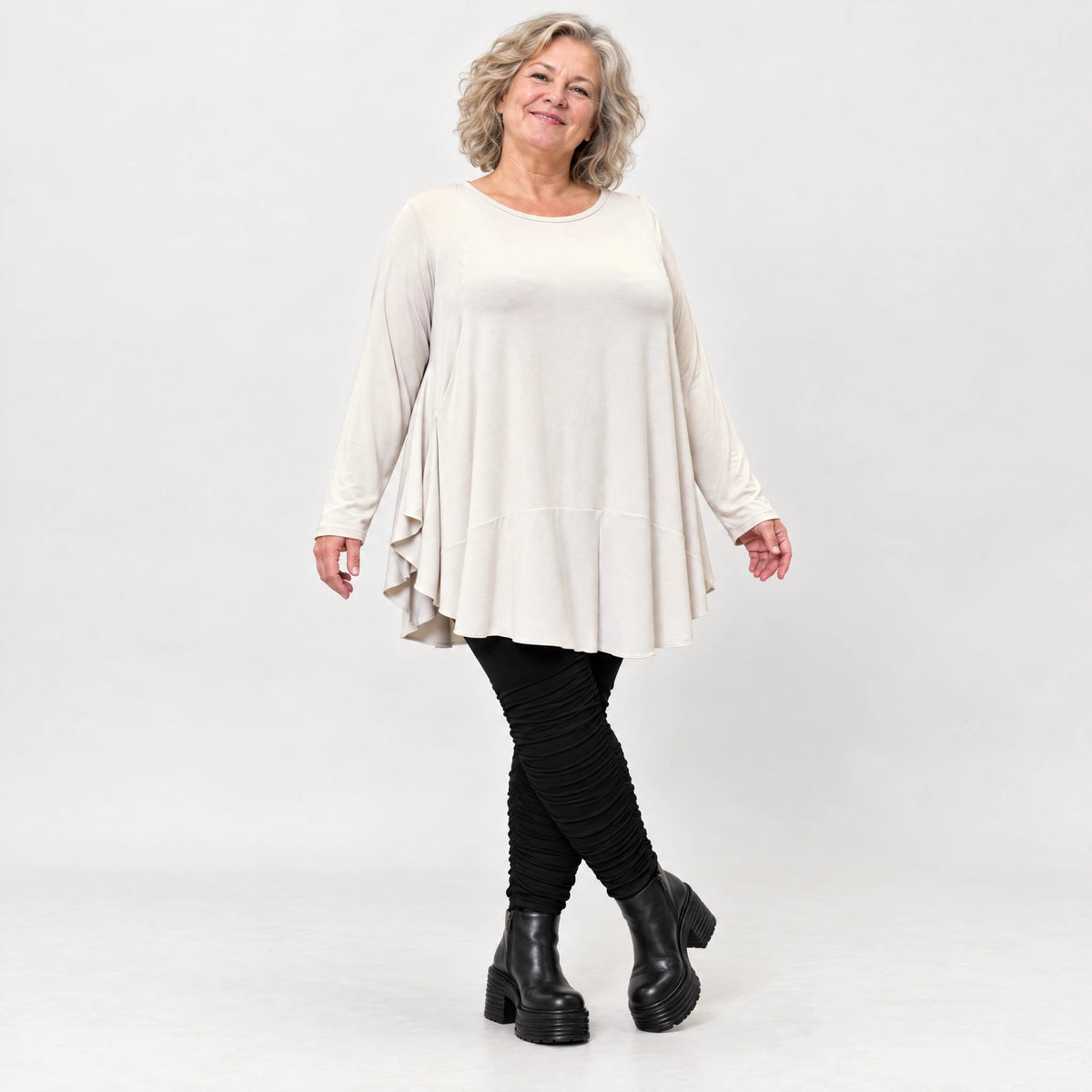 Langarmshirt in Beige aus weichem Modalstretch mit runder Form und Seitennahttaschen