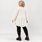 Langarmshirt in Beige aus weichem Modalstretch mit runder Form und Seitennahttaschen