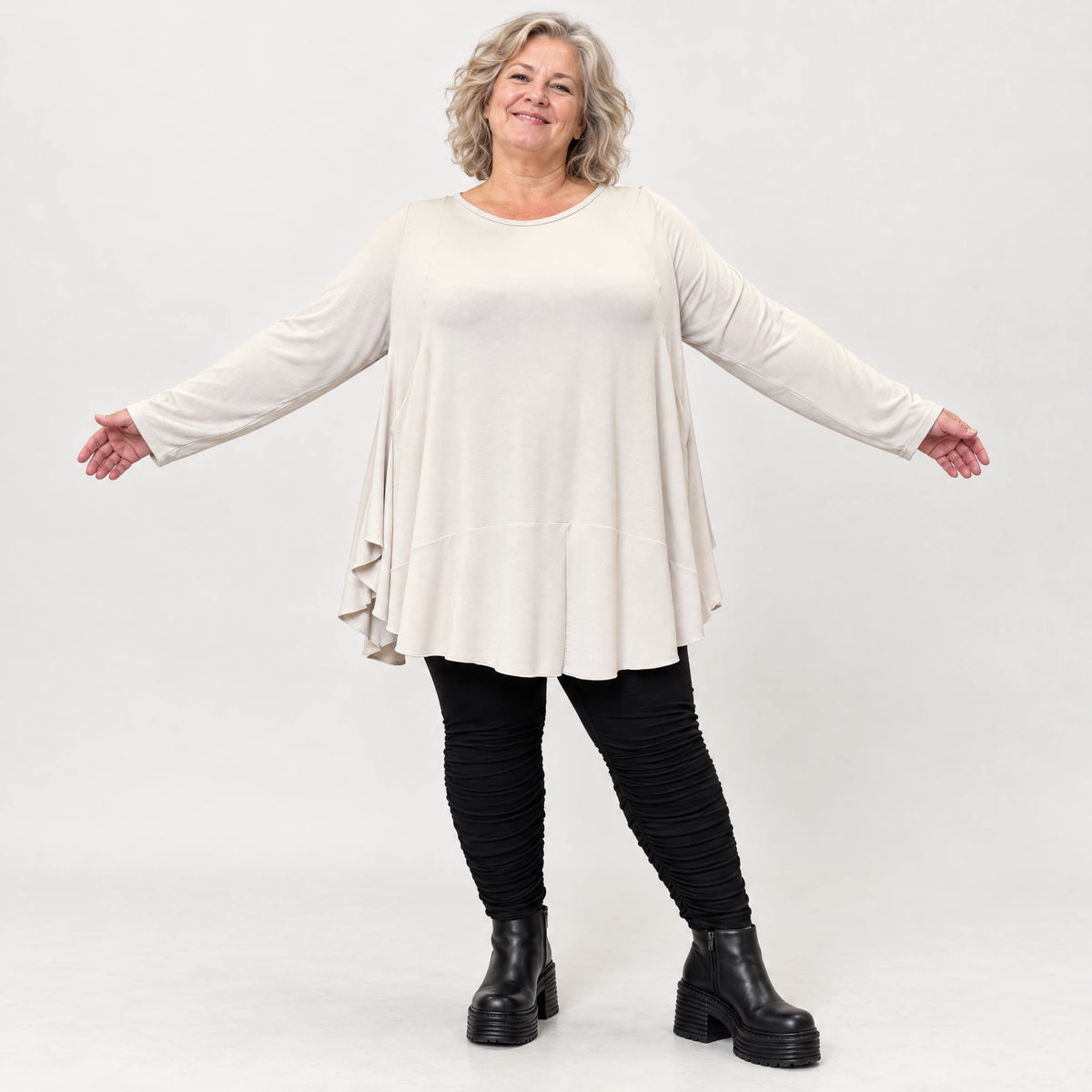 Langarmshirt in Beige aus weichem Modalstretch mit runder Form und Seitennahttaschen
