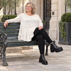 Langarmshirt in Beige aus weichem Modalstretch mit runder Form und Seitennahttaschen