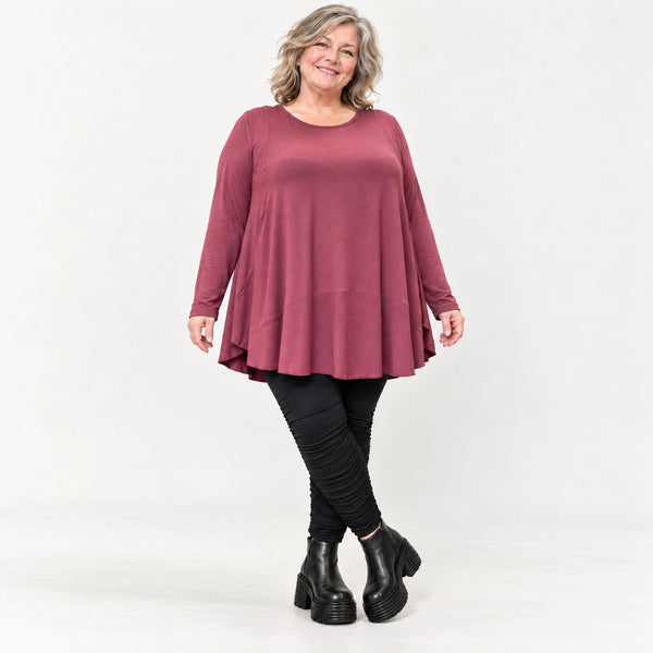 Bequemes Langarmshirt in sattem Bordeaux aus weichem Modal Stretch mit gerundeter Form