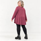 Bequemes Langarmshirt in sattem Bordeaux aus weichem Modal Stretch mit gerundeter Form