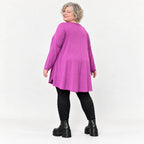 Langarmshirt in Beere aus weichem Modalstretch mit Rundhalsausschnitt und Seitentaschen