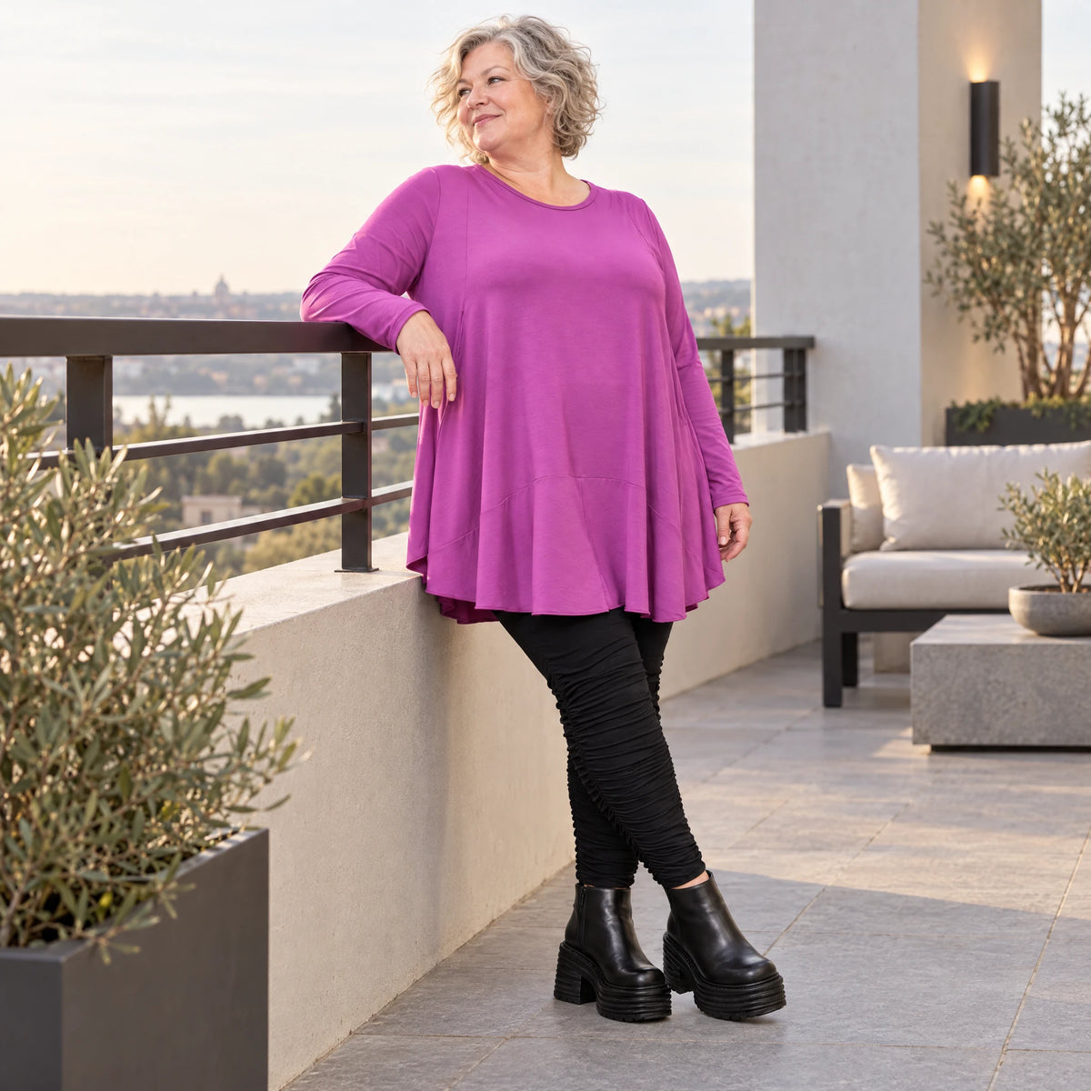 Langarmshirt in Beere aus weichem Modalstretch mit Rundhalsausschnitt und Seitentaschen