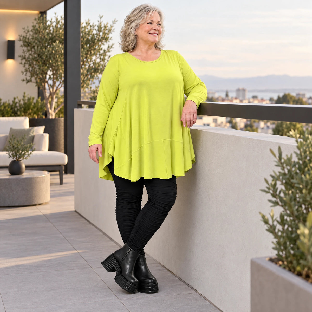 Langarmshirt in frischem Limettengrün aus weichem Modalstretch mit Seitennahttaschen