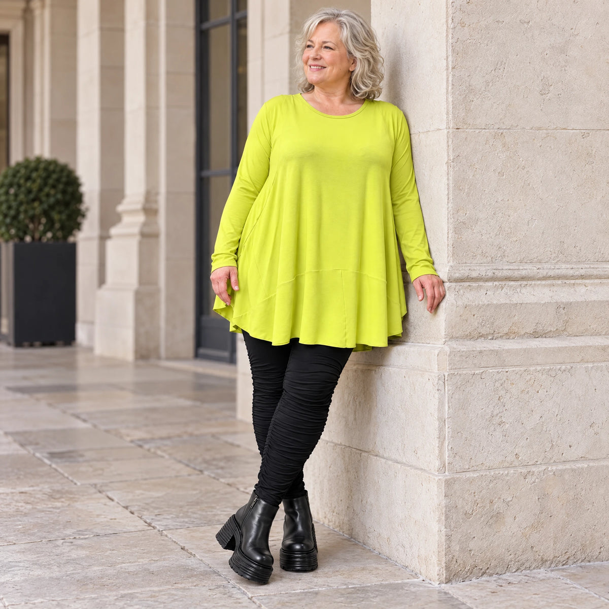 Langarmshirt in frischem Limettengrün aus weichem Modalstretch mit Seitennahttaschen