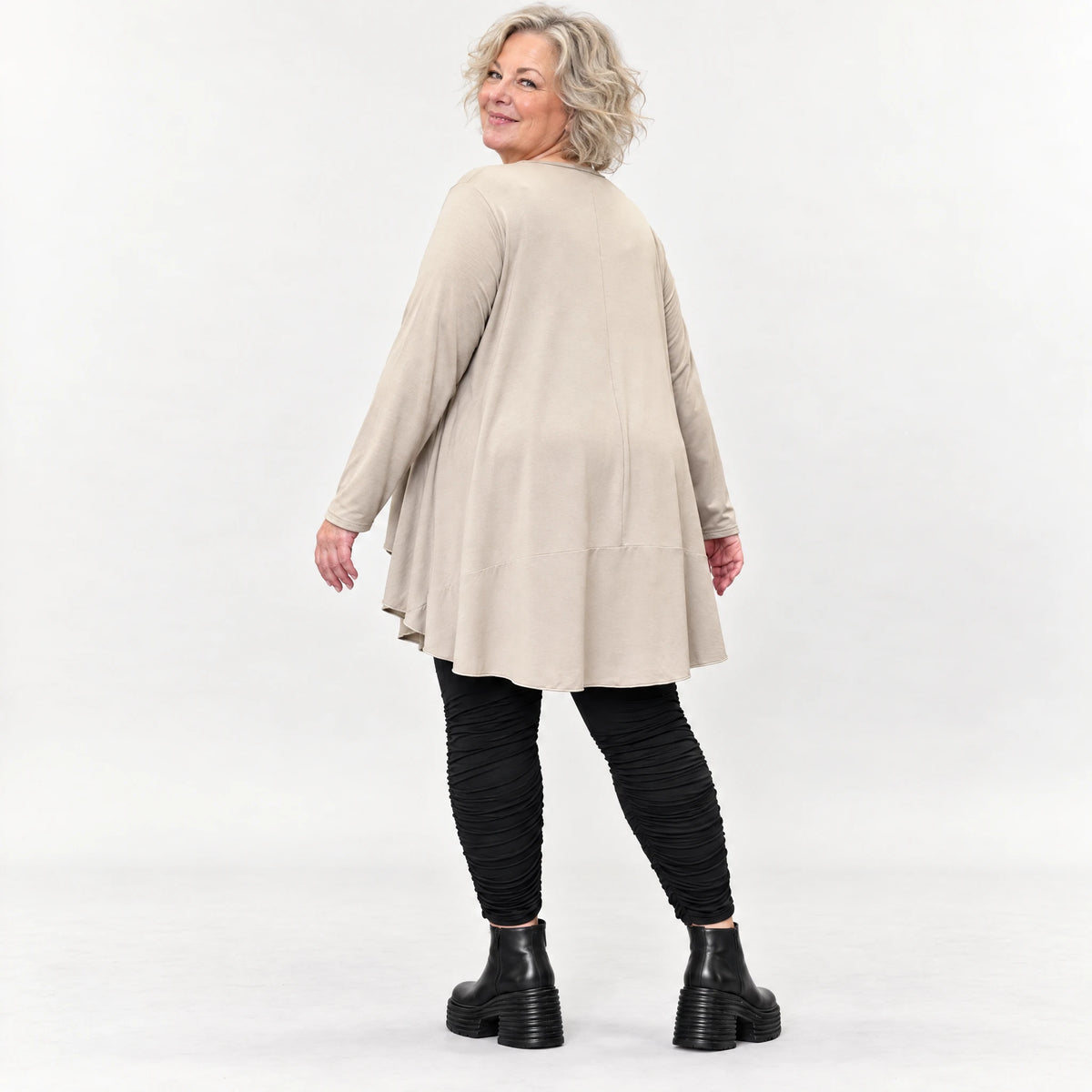 Langarmshirt in Taupe aus feinem Modalstretch mit Seitentaschen und gerundeter Silhouette
