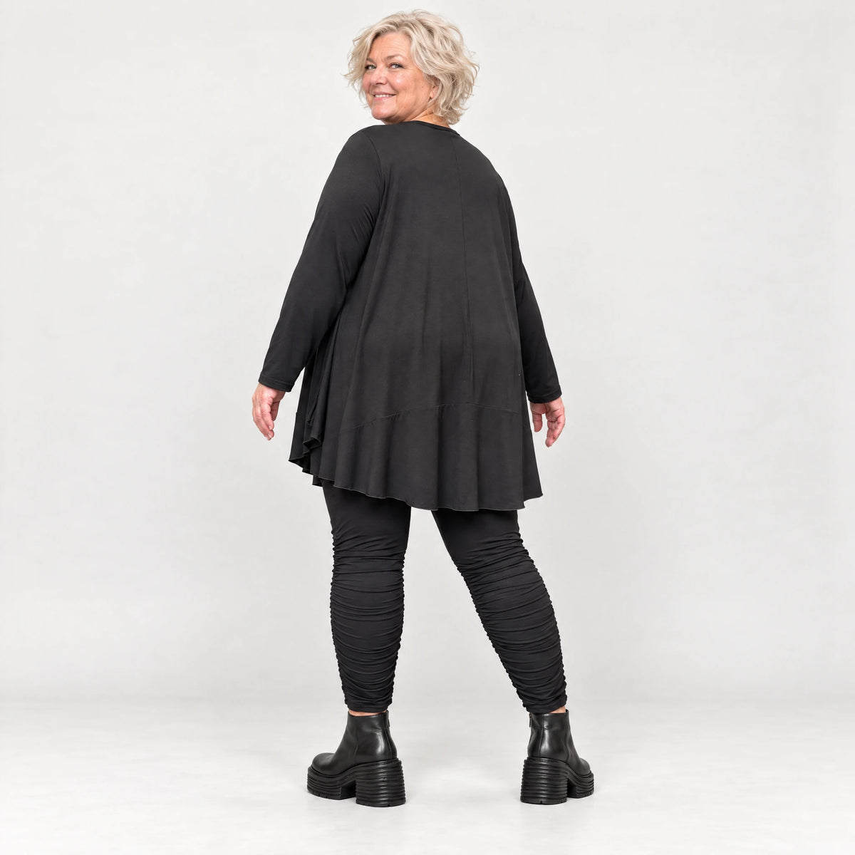Basic Langarmshirt in Schwarz aus weichem Modal mit Stretch und praktischen Seitentaschen