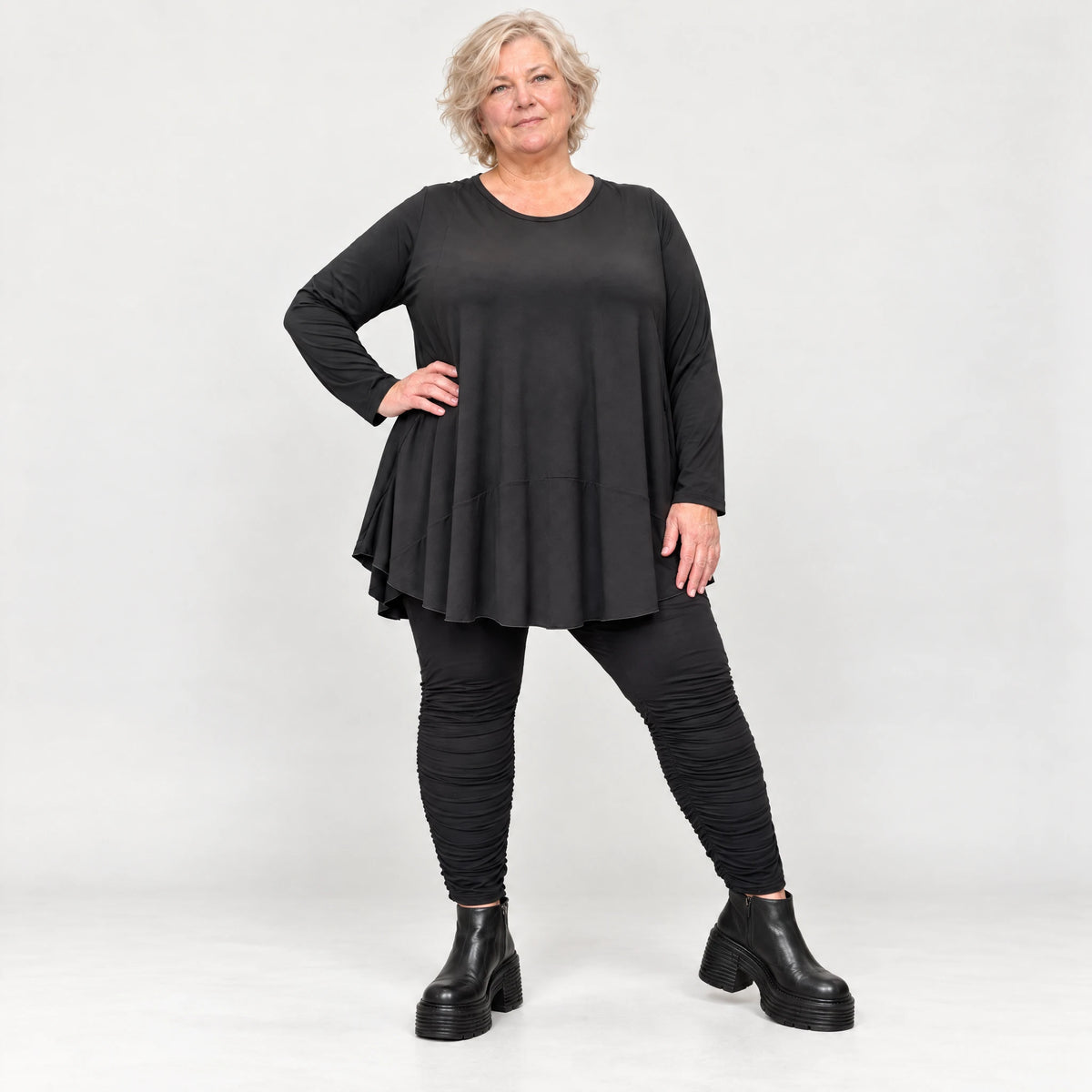 Basic Langarmshirt in Schwarz aus weichem Modal mit Stretch und praktischen Seitentaschen