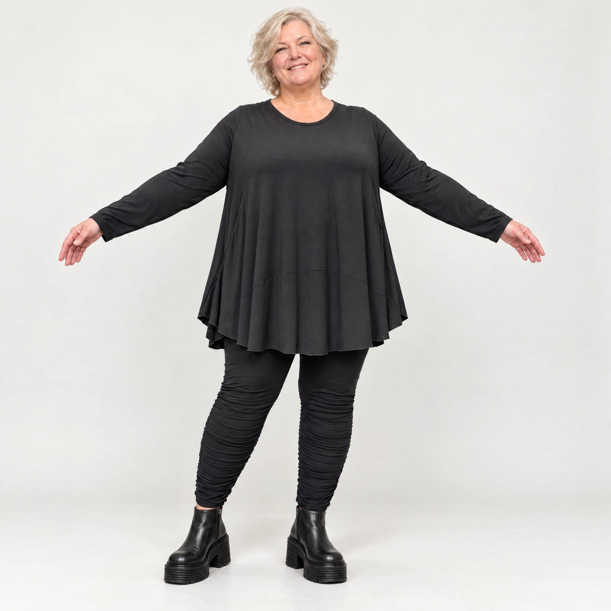 Basic Langarmshirt in Schwarz aus weichem Modal mit Stretch und praktischen Seitentaschen