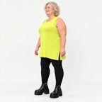 Ärmelloses Top in Limettengrün aus weichem Modalstretch mit geradem Schnitt und Schlitzen