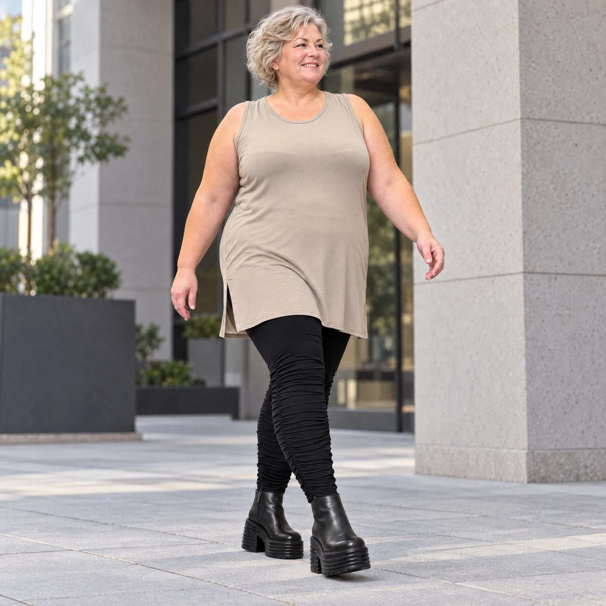 Ärmelloses Top in Taupe aus fließendem Modal mit Rundhalsausschnitt und Seitenschlitzen