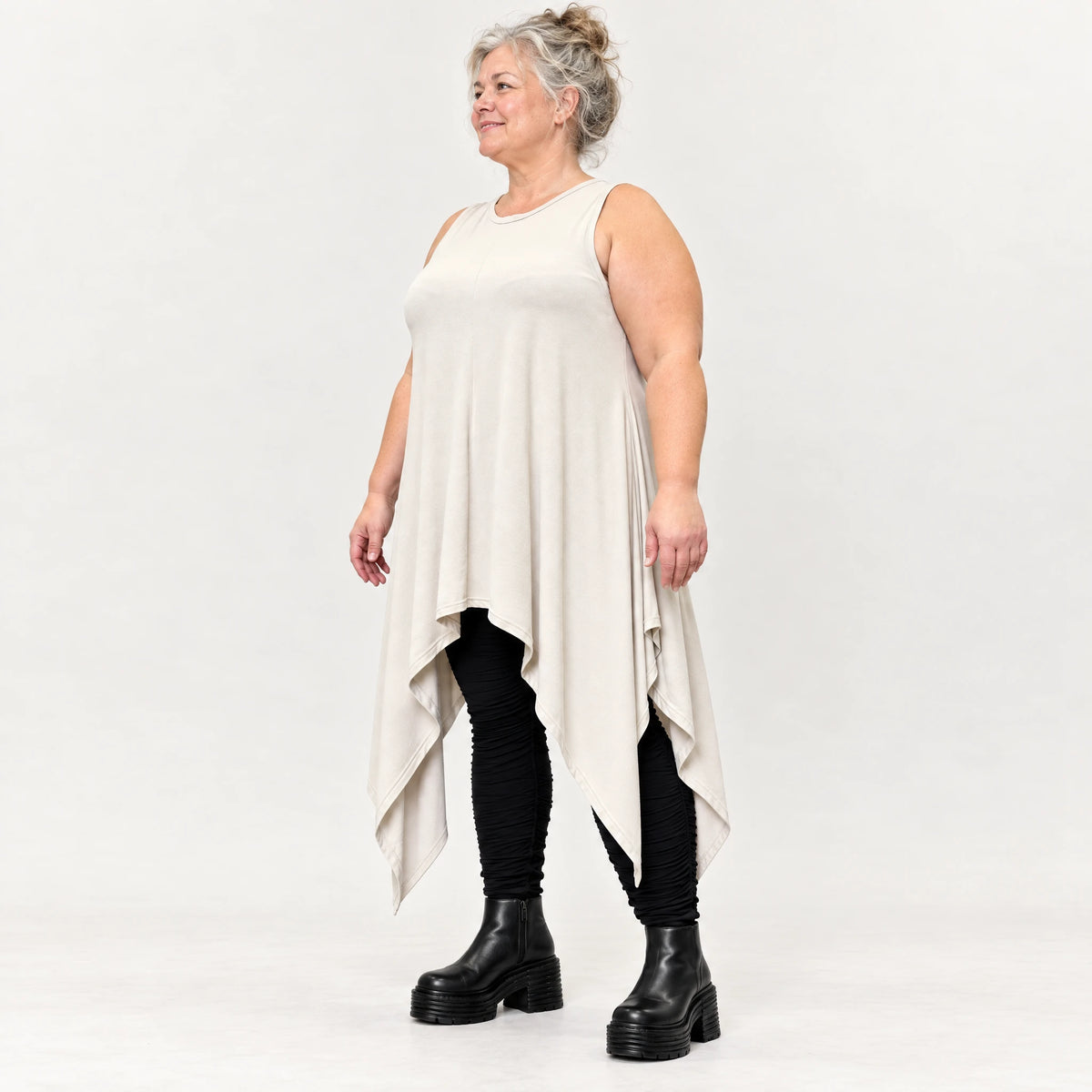 Ärmellose Tunika in Beige aus Modalstretch mit fließender A-Linie und langen Seitenspitzen