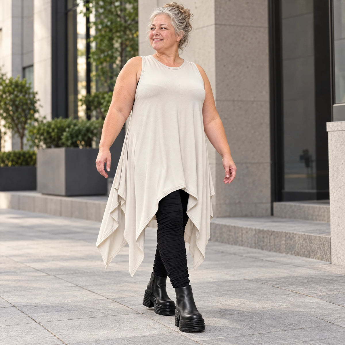 Ärmellose Tunika in Beige aus Modalstretch mit fließender A-Linie und langen Seitenspitzen