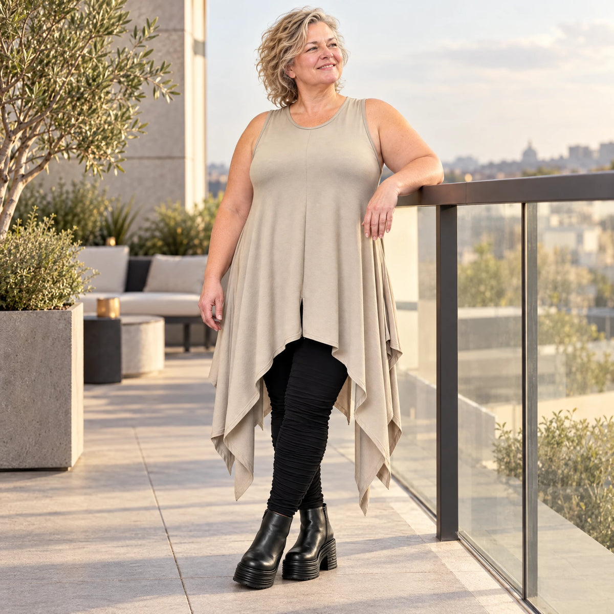 Ärmellose Tunika in Taupe aus weichem Modal Stretch mit lockerer A-Linie und Seitenspitzen