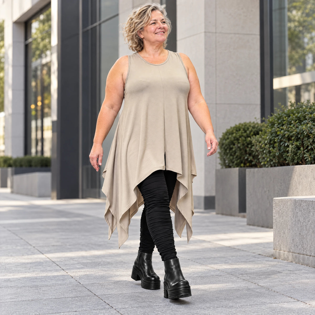 Ärmellose Tunika in Taupe aus weichem Modal Stretch mit lockerer A-Linie und Seitenspitzen