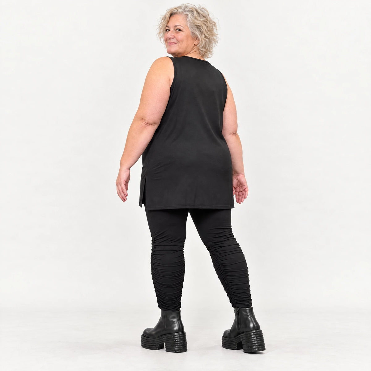 Schwarzes ärmelloses Top mit Rundhalsausschnitt und Seitenschlitzen aus Modal Stretch
