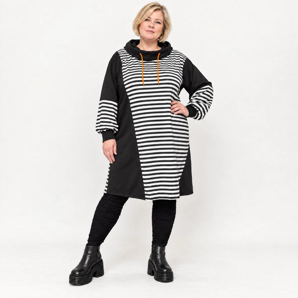Gestreiftes Jerseykleid in Orange/Schwarz/Weiß mit Rollkragen und Kapuze in gerader Form
