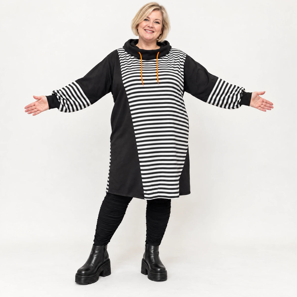 Gestreiftes Jerseykleid in Orange/Schwarz/Weiß mit Rollkragen und Kapuze in gerader Form