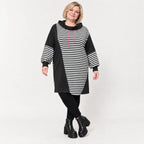 Gestreiftes Winterkleid aus Stretchjersey in Schwarz/Weiß/Pink mit Rollkragen und Kapuze