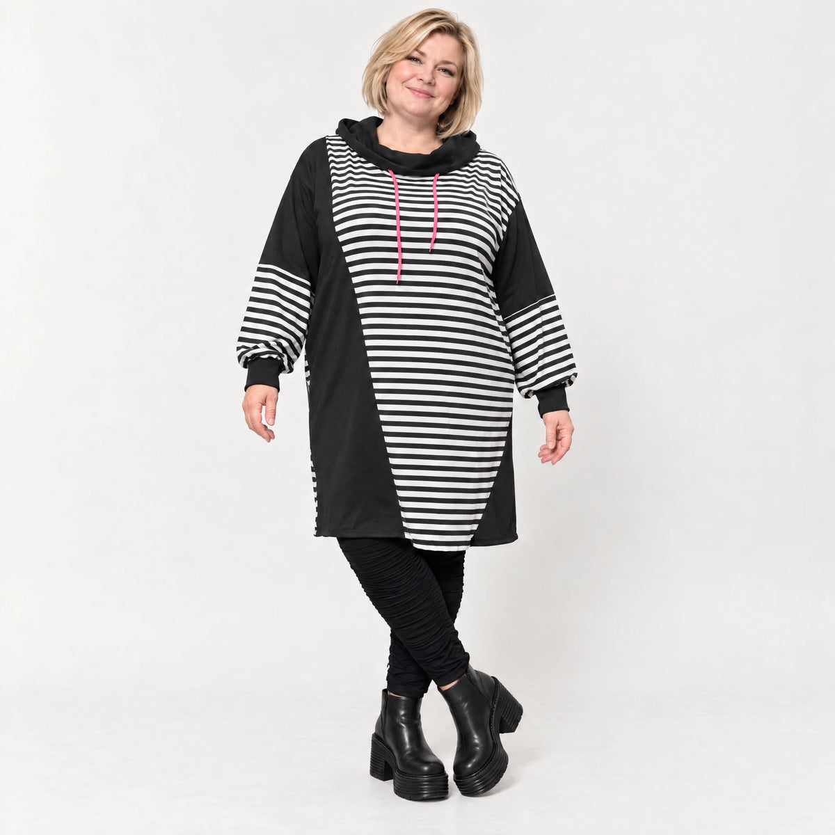 Gestreiftes Winterkleid aus Stretchjersey in Schwarz/Weiß/Pink mit Rollkragen und Kapuze