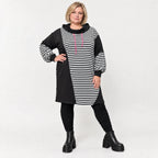 Gestreiftes Winterkleid aus Stretchjersey in Schwarz/Weiß/Pink mit Rollkragen und Kapuze