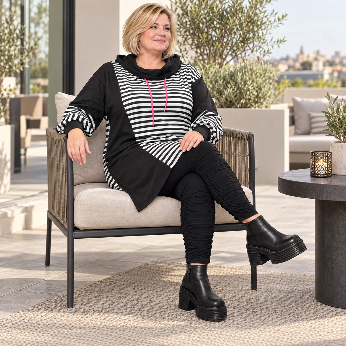 Gestreiftes Winterkleid aus Stretchjersey in Schwarz/Weiß/Pink mit Rollkragen und Kapuze