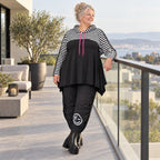 Gerader Kapuzenüberwurf aus weichem Stretchjersey in Schwarz/Weiß/Pink mit Streifenmuster