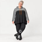 Kuscheliger Kapuzenüberwurf aus Stretchjersey mit Streifenmuster in Orange/Schwarz/Weiß