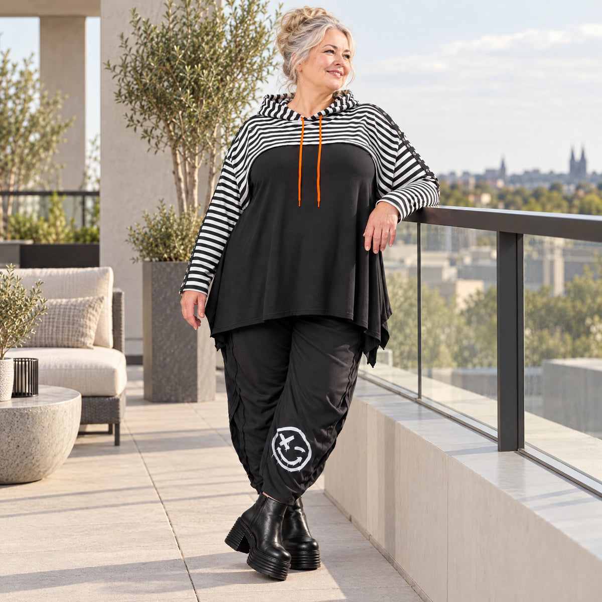 Kuscheliger Kapuzenüberwurf aus Stretchjersey mit Streifenmuster in Orange/Schwarz/Weiß