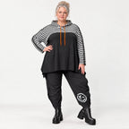 Kuscheliger Kapuzenüberwurf aus Stretchjersey mit Streifenmuster in Orange/Schwarz/Weiß