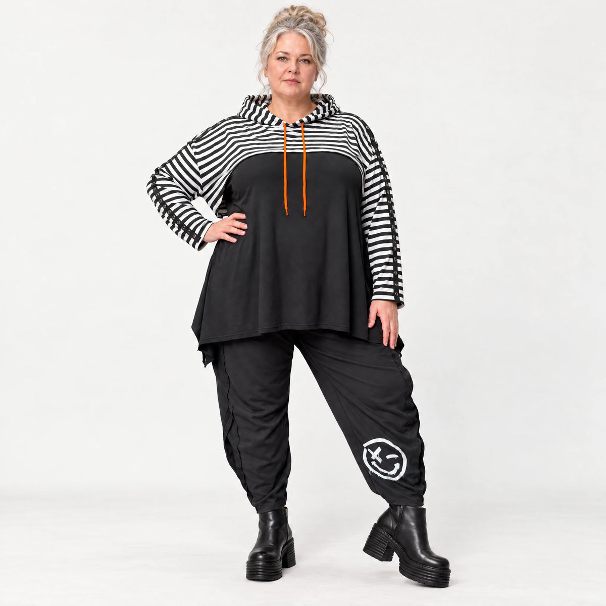 Kuscheliger Kapuzenüberwurf aus Stretchjersey mit Streifenmuster in Orange/Schwarz/Weiß