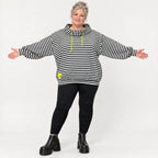 Kapuzenhoody aus Italien in Gelb/Schwarz/Weiß mit Streifendesign aus feinem Stretchjersey