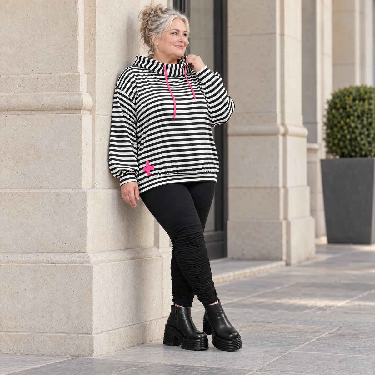Gestreifter Hoody in Schwarz/Weiß/Pink aus weichem Stretchjersey mit Kapuze ungefüttert