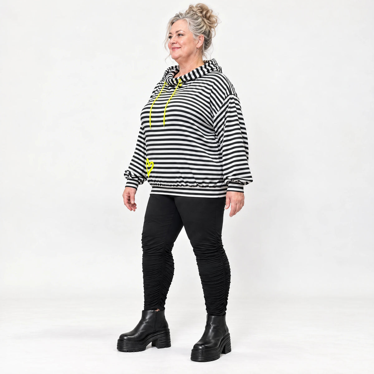 Hoody in Gelb/Schwarz/Weiß aus weichem Stretchjersey mit gerafften Ärmeln und Tunnelzug
