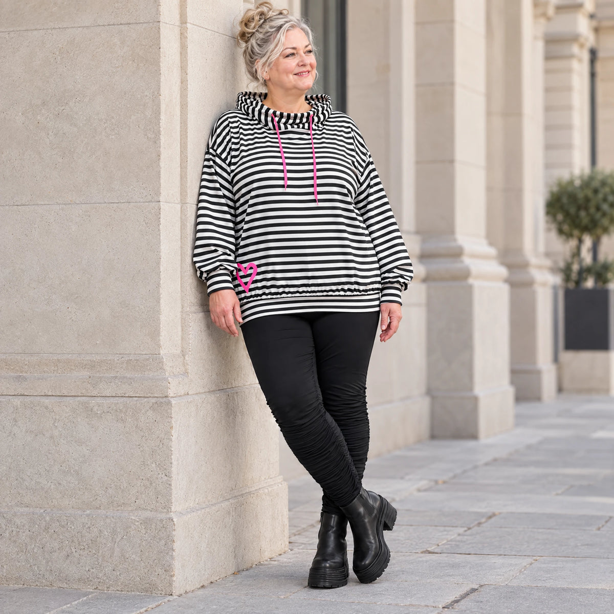 Gestreifter Hoodie in Schwarz/Weiß/Pink aus Stretchjersey mit Kapuze und gerafften Ärmeln