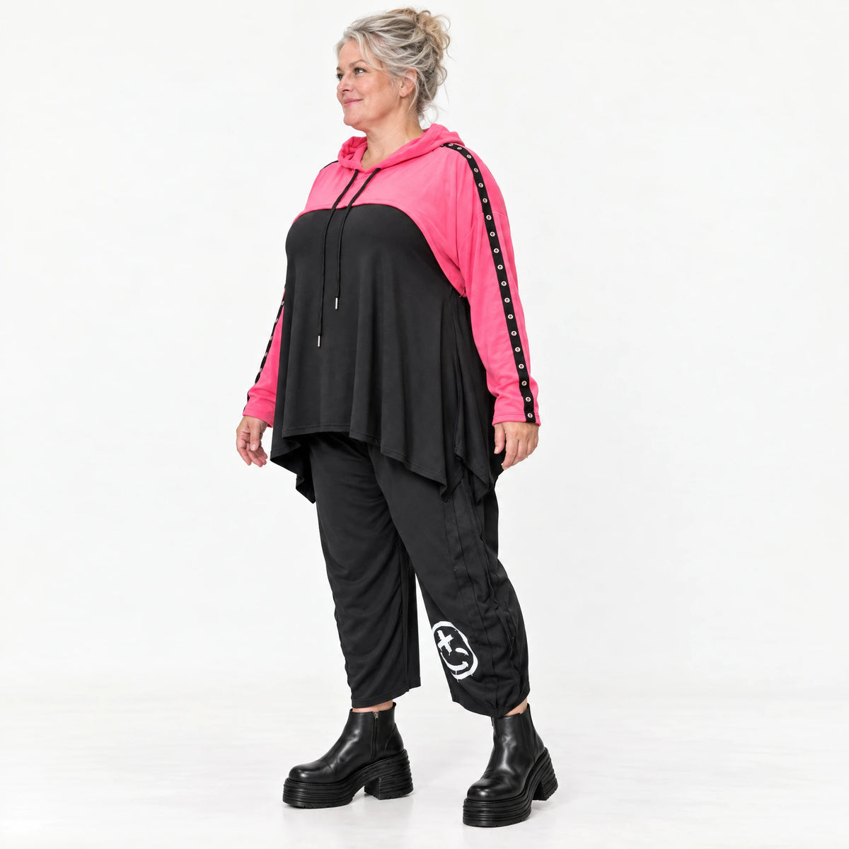 Kuscheliger Überwurf in Pink mit Kapuze und Tunnelzug aus warmem Stretchjersey aus Italien