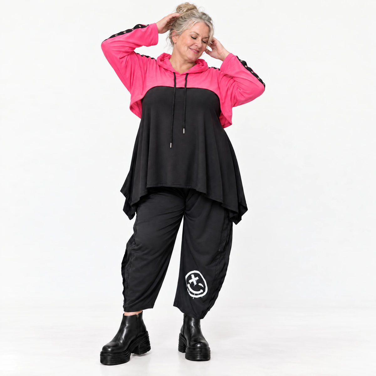 Kuscheliger Überwurf in Pink mit Kapuze und Tunnelzug aus warmem Stretchjersey aus Italien