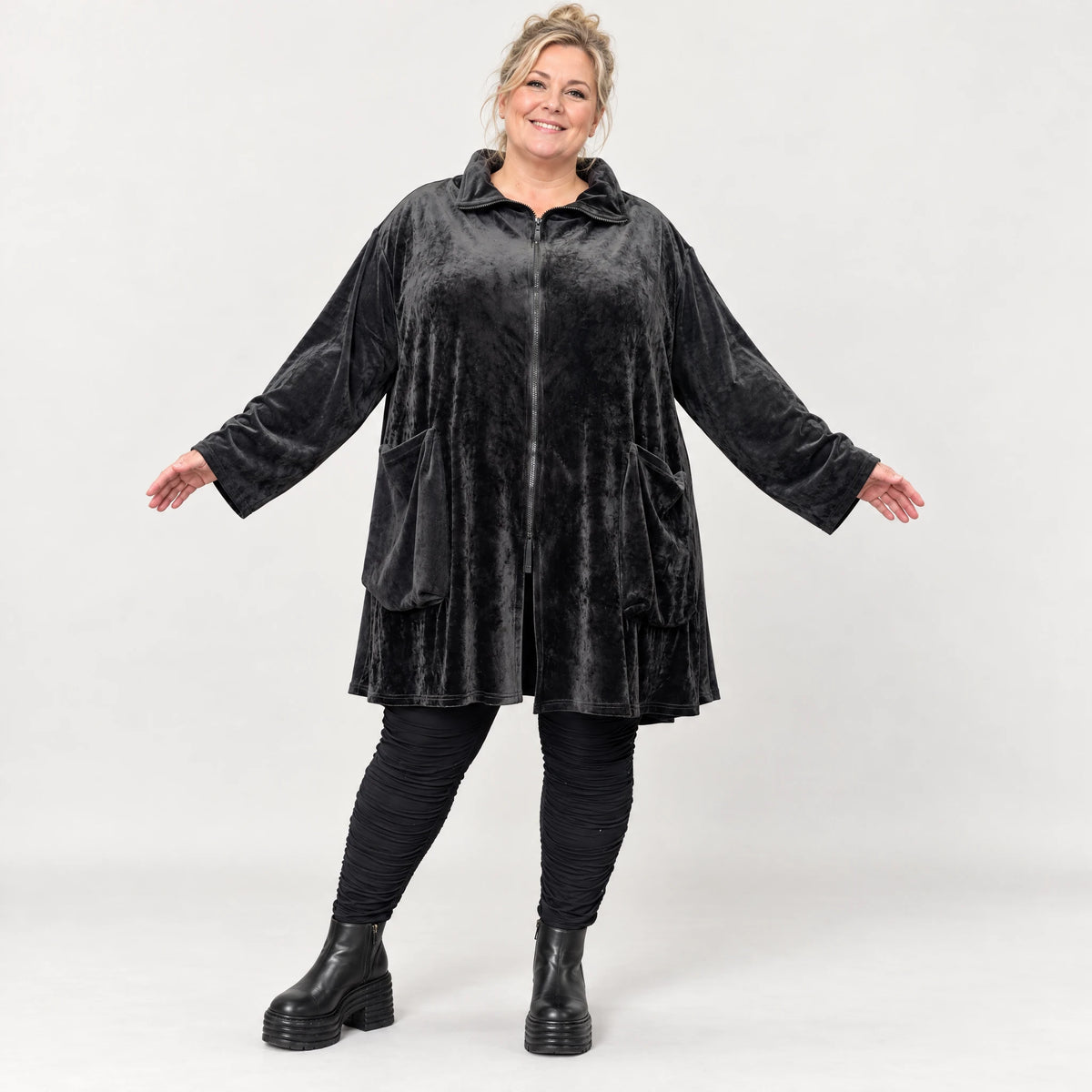 Fleecejacke in Schwarz mit Stehkragen und großen Taschen in Vokuhilalänge mit Stretch